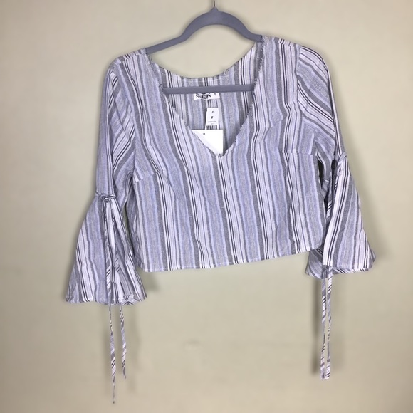LF Seek the label  Women Cropped chambray  bell sleeved V neck shirt Sz. Small - Picture 2 of 7